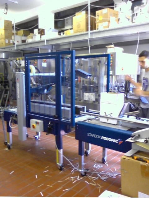 Impianto di formatura e nastratura 1.jpg Impianto di formatura e nastratura scatole azienda vinicola Avellino 1